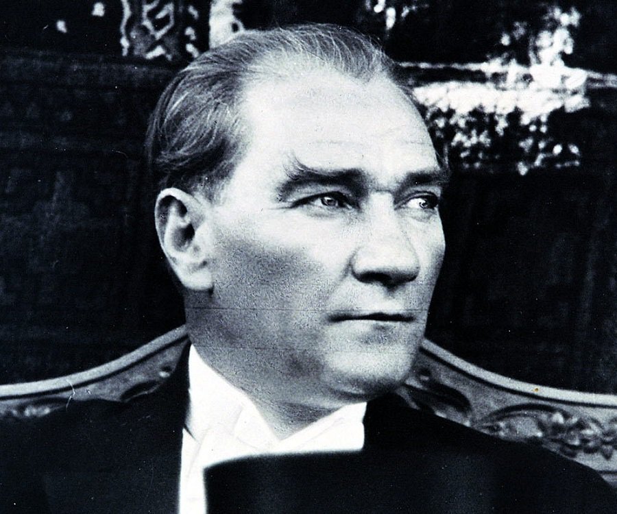 Benim naçiz vücudum, bir gün elbet toprak olacaktır. Fakat Türkiye Cumhuriyeti ilelebet payidar kalacaktır. 
Mustafa Kemal Atatürk
Aramızdan ayrılışının 79. yılında Ulu Önder Mustafa Kemal Atatürk'ü sevgi ve saygıyla anıyoruz. #10Kasım1938 #10Kasım #MustafaKemalAtatürk