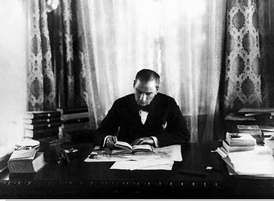 "Sana dar gelmeyecek makberi kimler kazsın? “Gömelim gel seni tarihe” desem sığmazsın."

Saygıyla ve rahmetle anıyoruz... #10Kasım