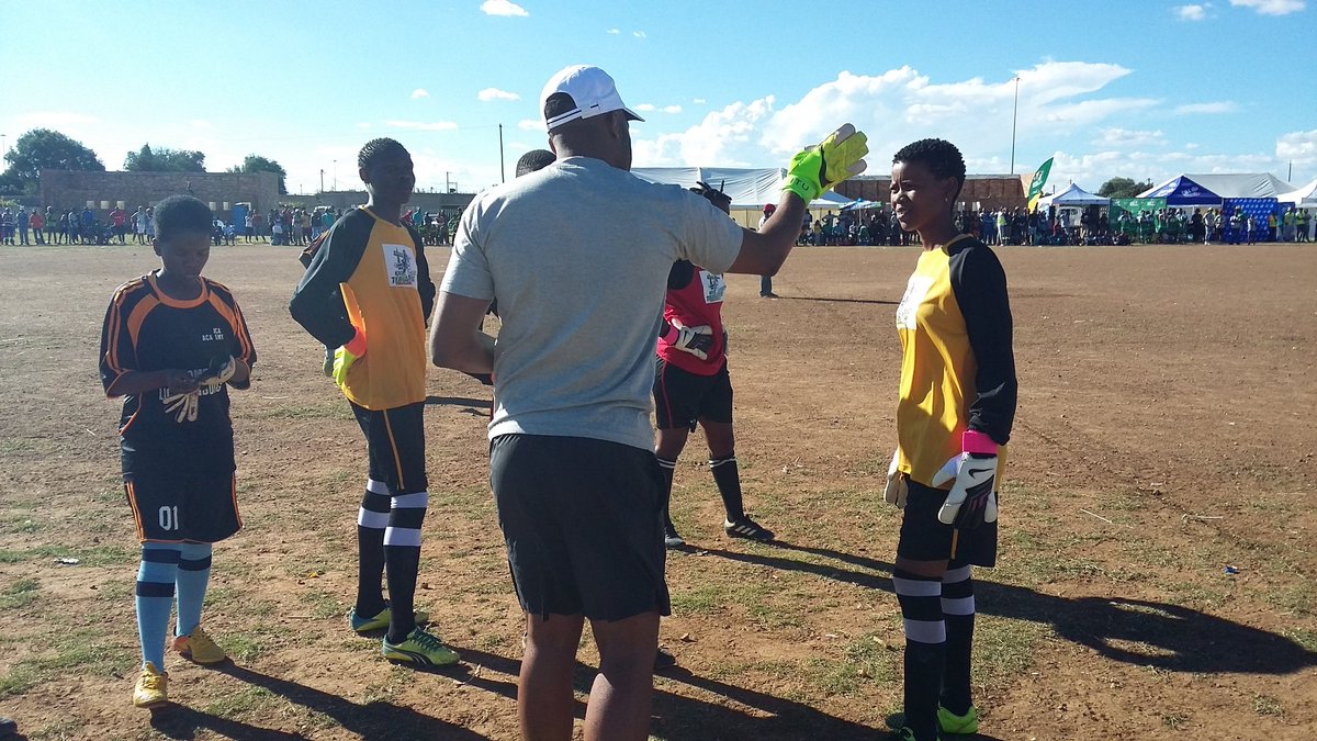 BontleMokaleng's tweet photo. @IIKHUNE_32_16 trsined goalkeepers on #Distribution101 will u be 1 of them? @BontleMokaleng @luckygape_khune #FBF https://t.co/f4Pqw1KAEB