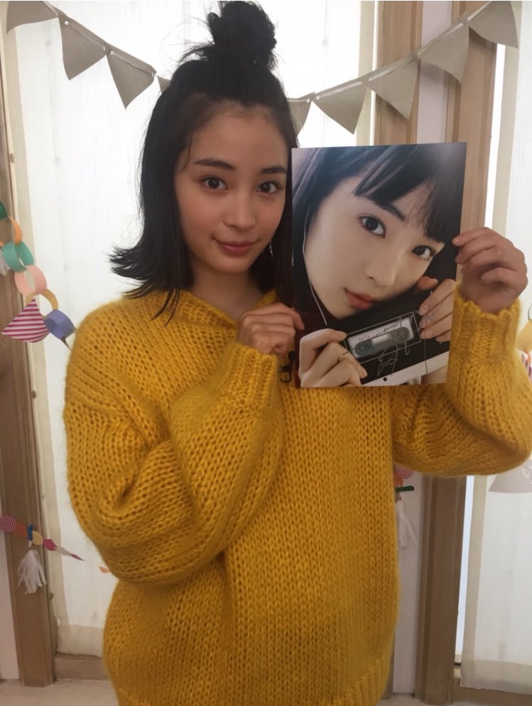 Suzumg_619's tweet photo. これお団子結びって言うのかな？笑
めちゃ可愛いわ笑
やっぱ小顔だね～🤤

@Suzu_Mg https://t.co/3GVV7mksDD