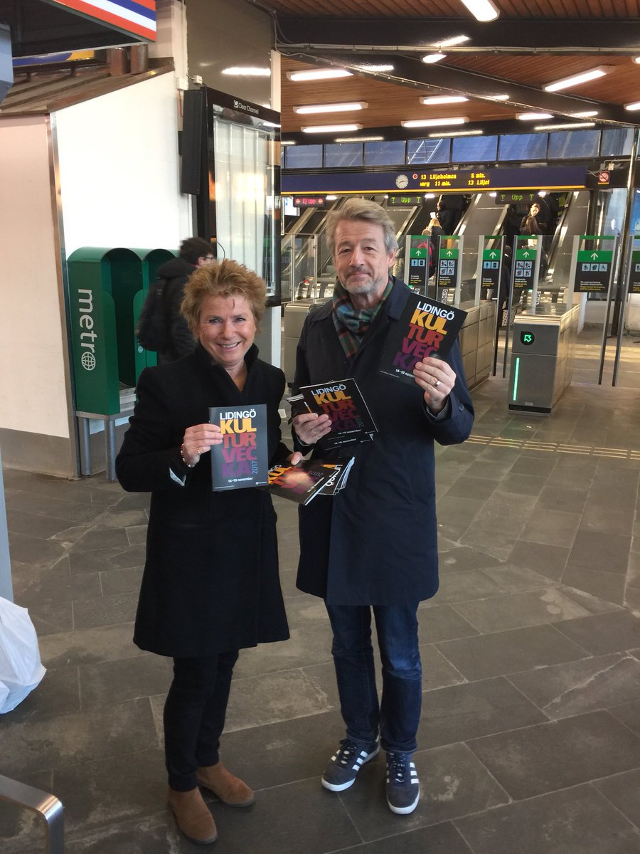 Broman1Daniel's tweet photo. Flitens lampa lyser och ingen går säker när @HedstromCarina och @kultyren gör reklam för Kulturveckan på #Lidingö https://t.co/3QEQPFKhsR