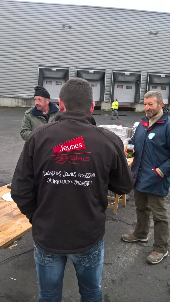 JueryJoel's tweet photo. C'est l'heure du café pour les manifestants #FNSEA #ja à Theix. #CeuxQuiFontLeLait https://t.co/bfHoDus8vt