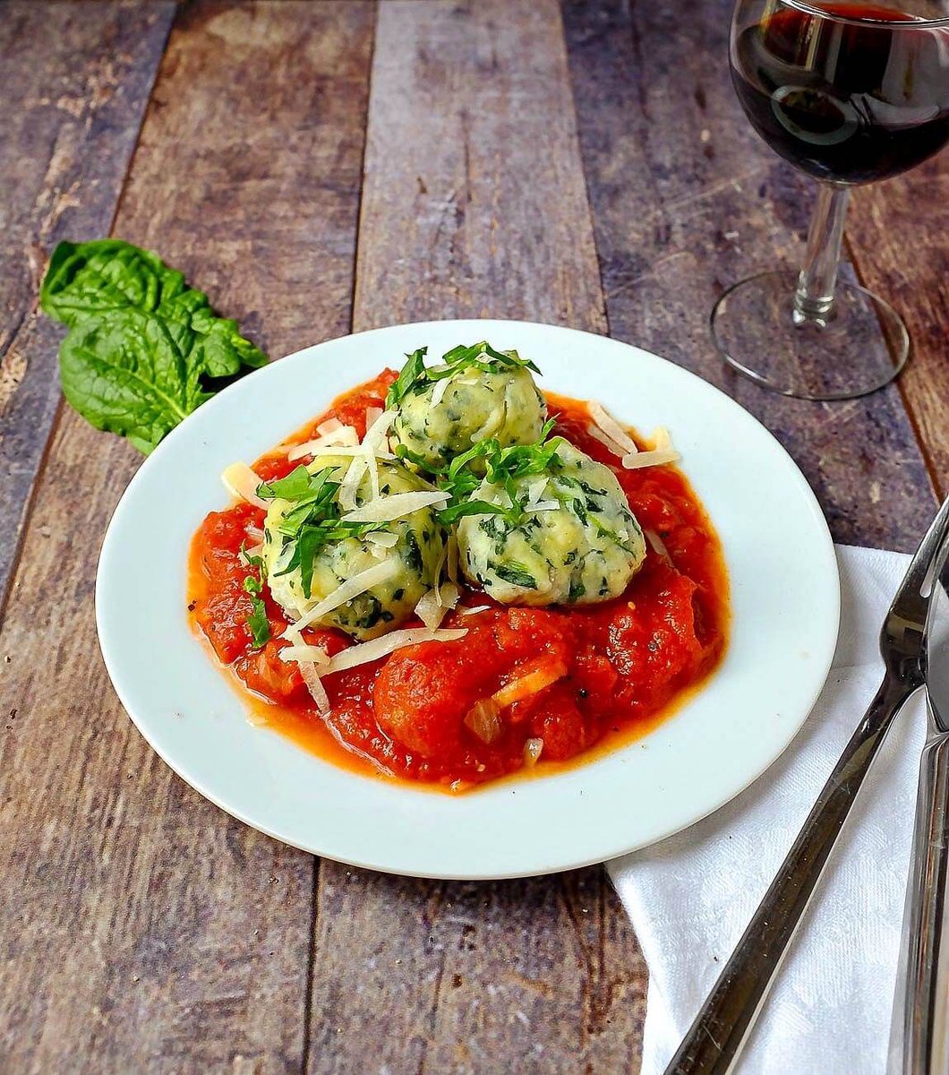 Und jetzt noch eine Rezeptidee für euch: Spinat-Ricotta-Gnocchi in einer Tomaten-Sugo. Oberlecker! buff.ly/2AucDLj #werbung #rezept #Italien #foodlover