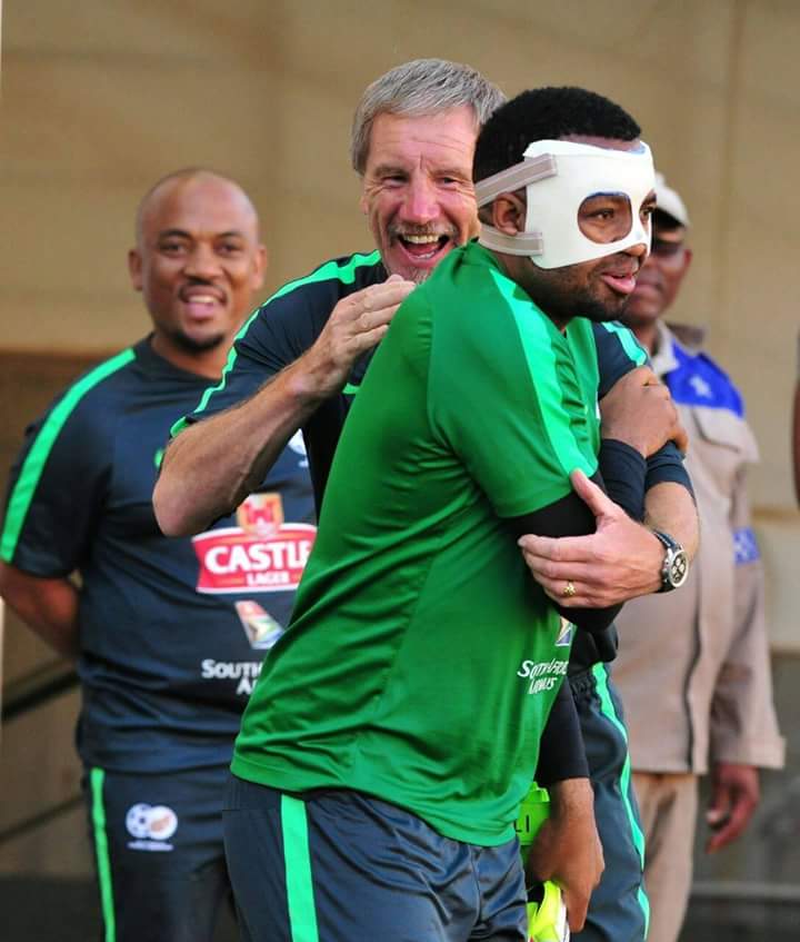MhlangabeziKhe1's tweet photo. The meaning of the word "patriotism" is clear @IIKHUNE_32_16 @KaizerChiefs @BafanaBafana we cnt ask for more as South African #BafanaKaofela https://t.co/ci4YmEoTpx