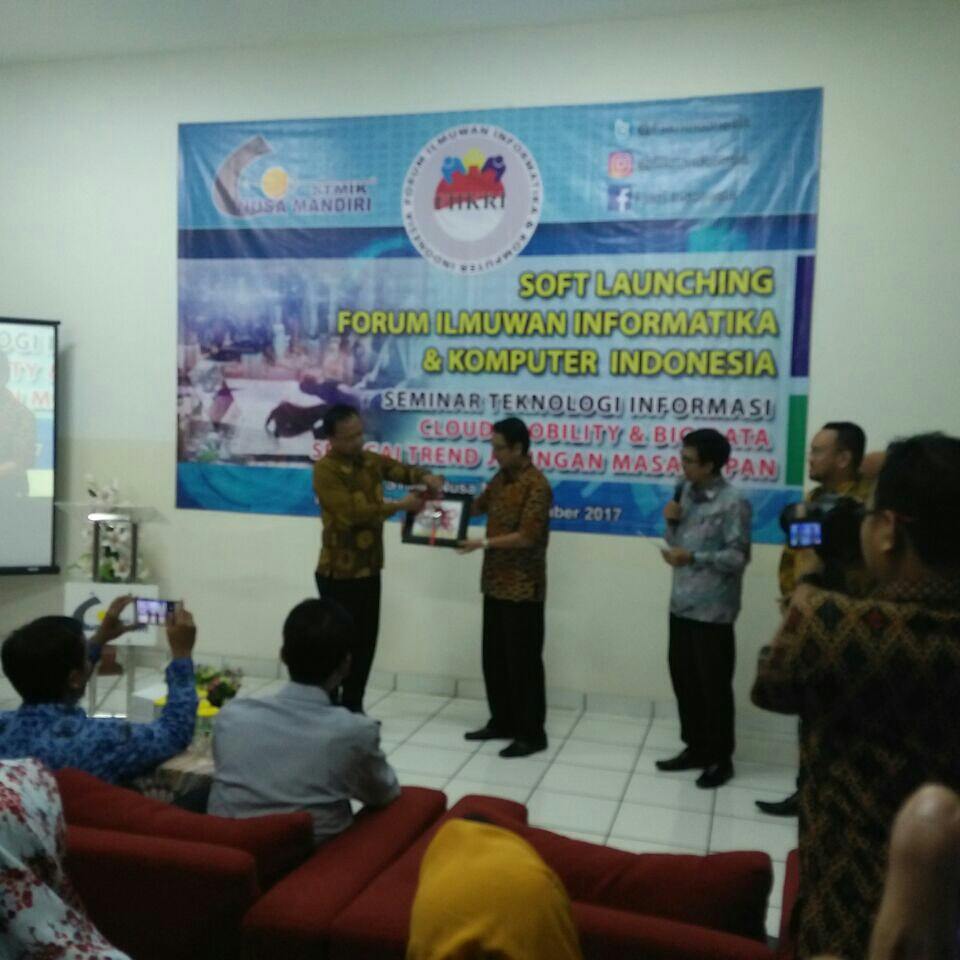 Simbolik penyerahan logo Forum Ilmuwan Informatika &amp; Komputer dari penganggung jawab kepada ketua FIIKRI

<a href="/_NusaMandiri/">Universitas Nusa Mandiri</a>