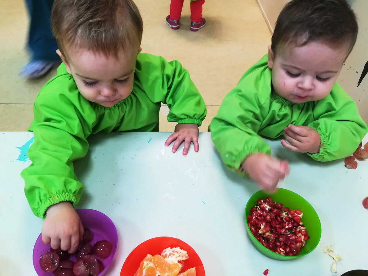 PetitsFerreret2's tweet photo. Moixets i ratolins han manipulat fruites de la tardor.
L'objectiu no només era conèixer les fruites sinó donar a conèixer nous sabors.
D'aquesta manera introduïm d'una manera lúdica nous aliments fent-los més atractius i augmentant la possibilitat que els provin i agradin https://t.co/pY47p9ZJzk