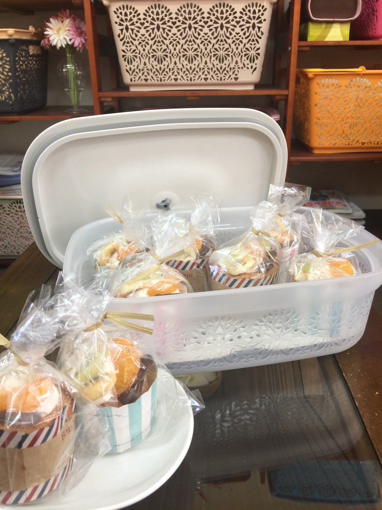 Mahalo Company スタッフのりんご です 今日はフルーツデコのカップケーキをいただきました 仲良く並んで 可愛過ぎ インナートレイを使えば保冷剤を敷く事が出来るので 手作りケーキの持ち運びに便利 残ったカープケーキもそのまま冷蔵保存