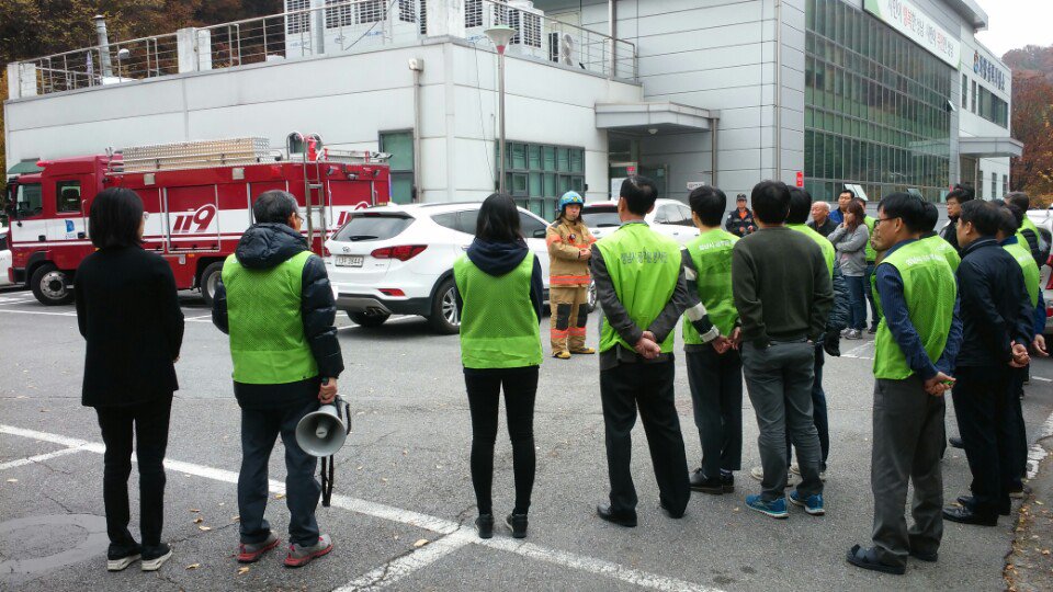 오늘 성남시 차량등록사업소에서는 야탑119안전센터와 합동으로 소방훈련을 실시하였습니다. 소화기 사용법 및 안전대피요령 교육은 물론 실제 소화기 화재진압까지 경험해 볼 수 있는 유익한 시간이었습니다. 협조해주신 야탑119안전센터와 민원인분들께 다시한번 감사인사 드립니다~
#성남시