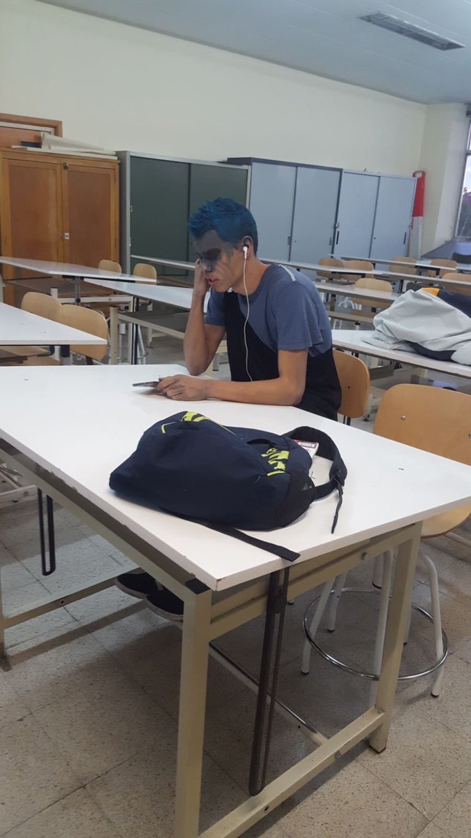 Cuando eres dios del inframundo, pero la asistencia cuenta 20%