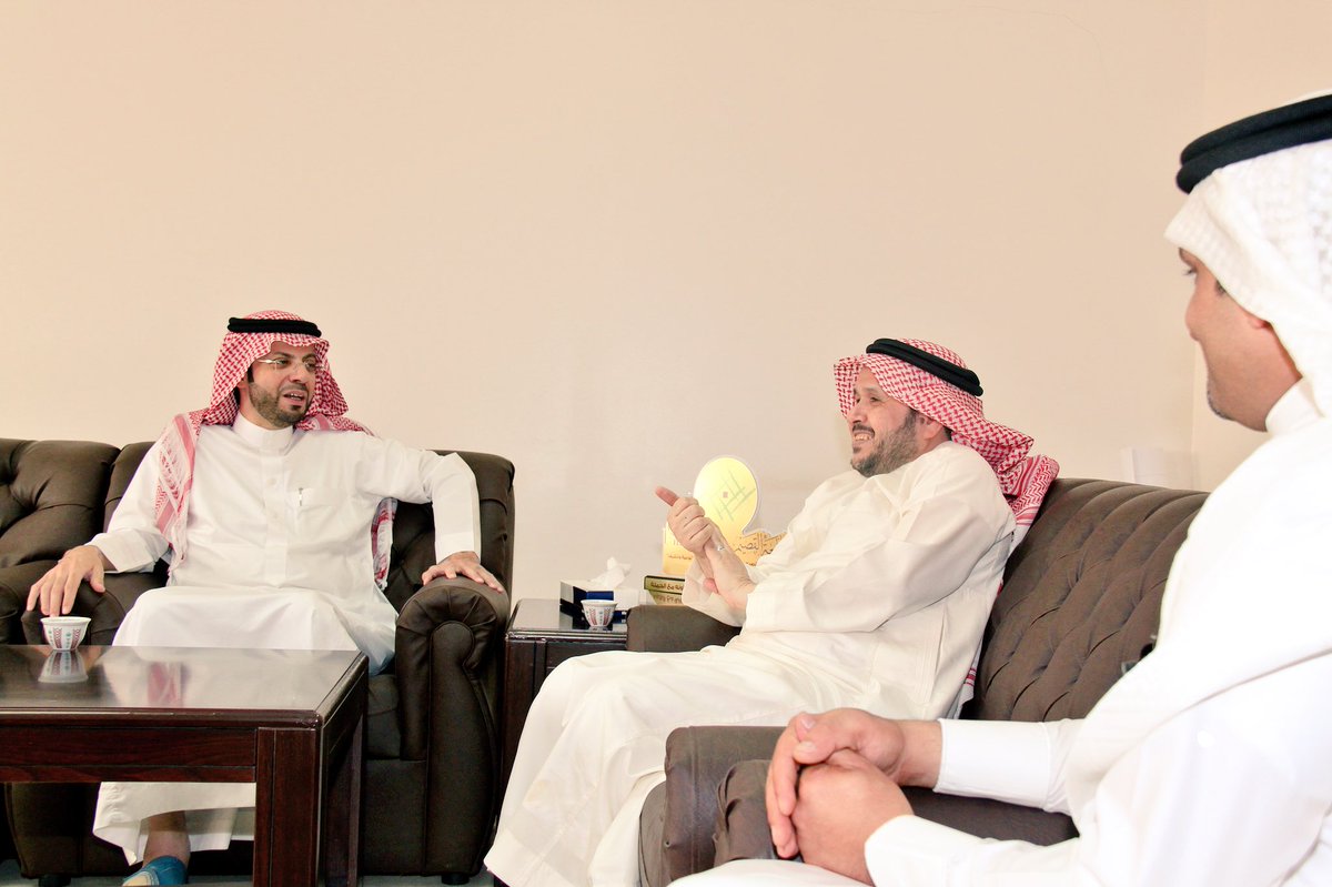 matrafi_k's tweet photo. محافظ #النبهانية طارق اليحيا يستقبل في مكتبه الدكتور سعد العزام استشاري طب الاطفال خلال زيارته لمستشفى النبهانية يرافقه مدير المستشفى أحمد السراني ، ويشيد بالكفاءات الوطنية وبالقدرات التي يمتلكها الأطباء السعوديين https://t.co/0t3MlU3p6G