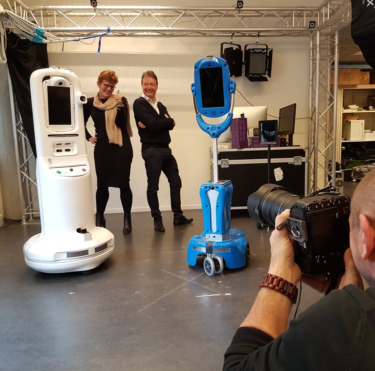 AlmaSchaafstal's tweet photo. @dkjheylen and me having fun this morning. #interactiontechnology @UTwente https://t.co/iC0p5eHN5t