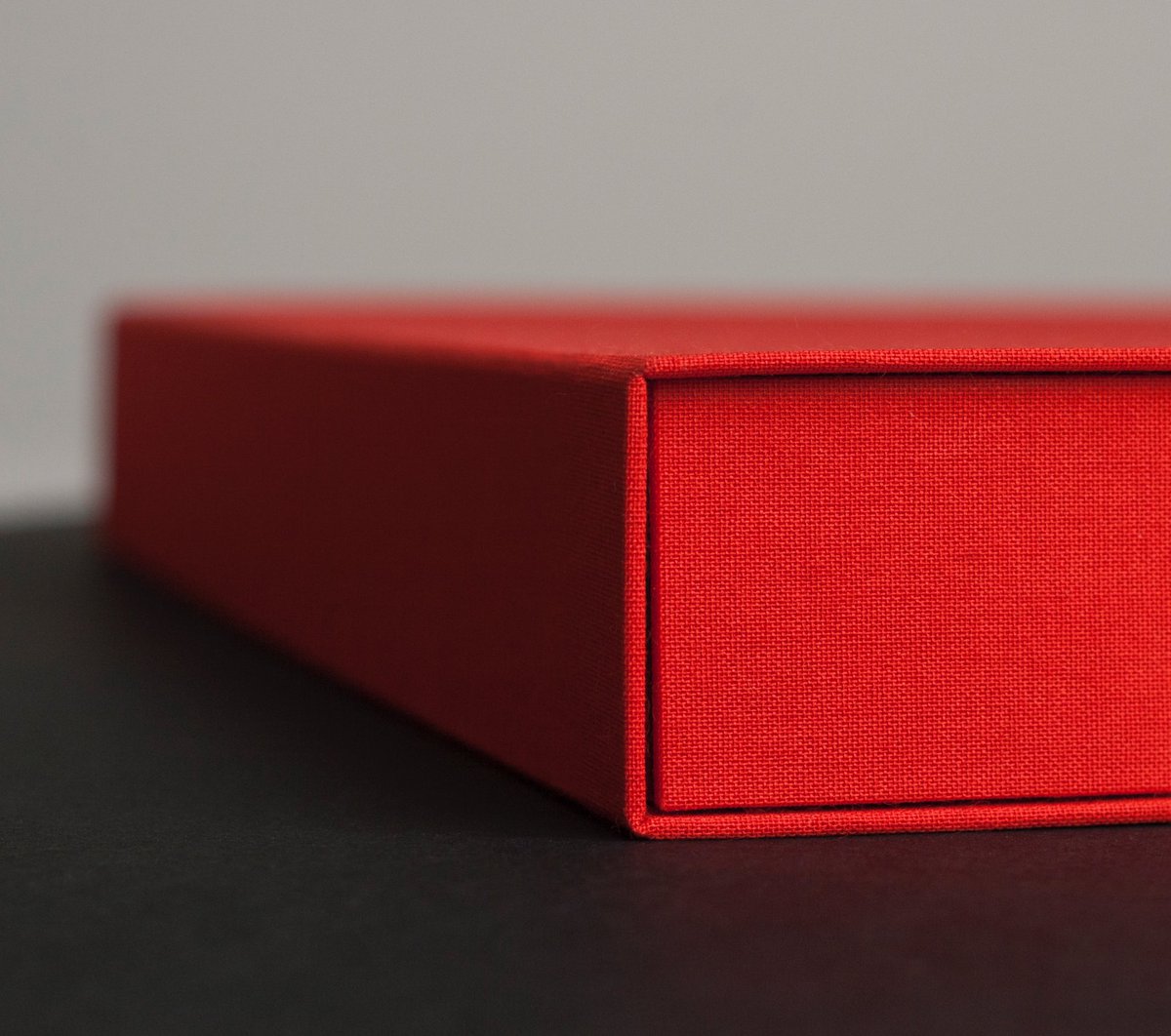 dot_studio_'s tweet photo. We made this portfolio box for a London fashion photograher Kasia Rucinska https://t.co/hmShjab2BH Love the colours! #customportfoliobox #handmade #ratchford #bookcloth #darkgrey #colorplan https://t.co/bSAgQU1R7T