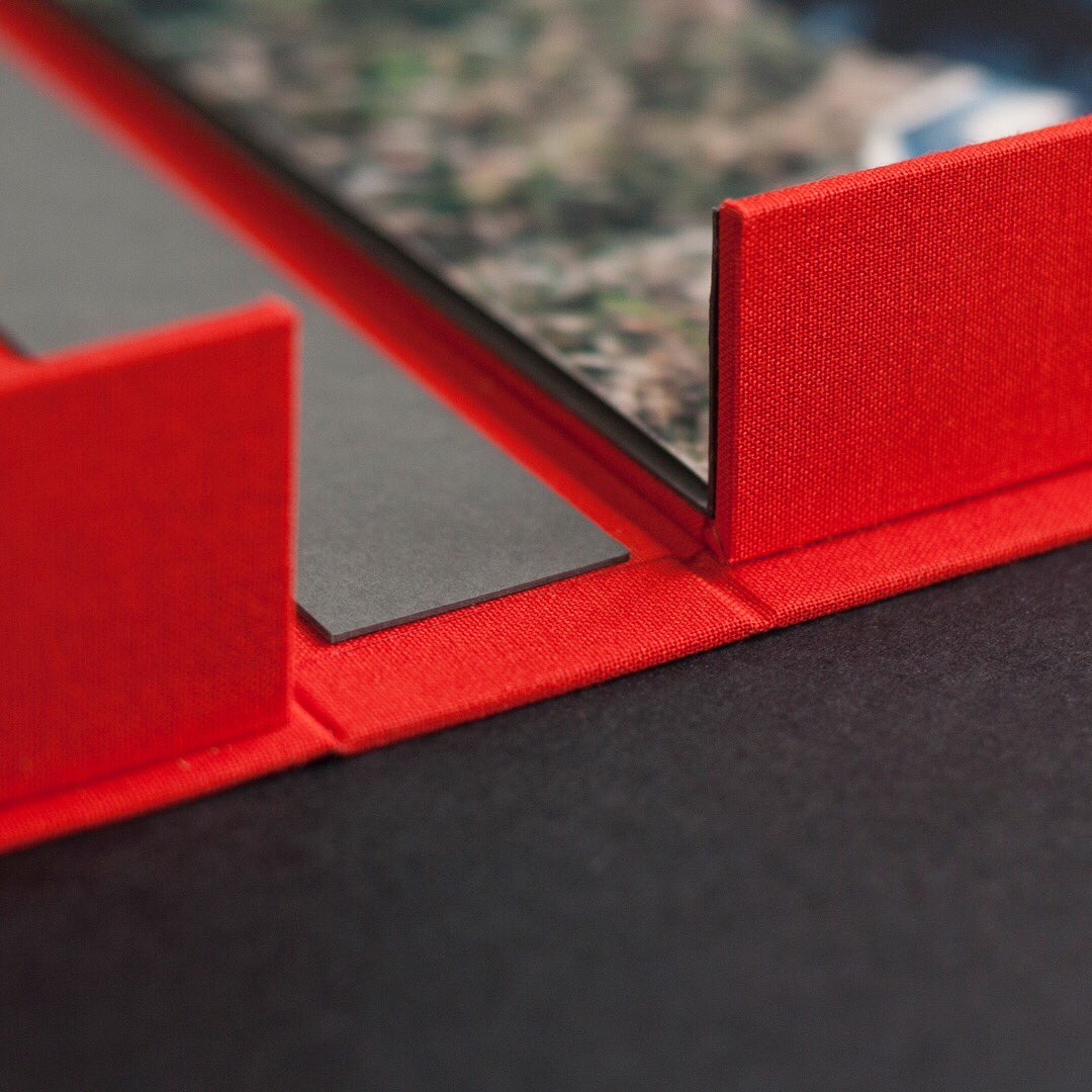 dot_studio_'s tweet photo. We made this portfolio box for a London fashion photograher Kasia Rucinska https://t.co/hmShjab2BH Love the colours! #customportfoliobox #handmade #ratchford #bookcloth #darkgrey #colorplan https://t.co/bSAgQU1R7T