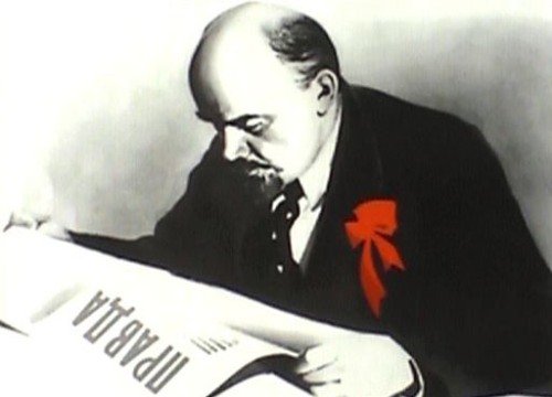 Vladimir Illich inspecting the yeterday's edition of «Pravda», the first after the revolution 🚩
#1917LIVE