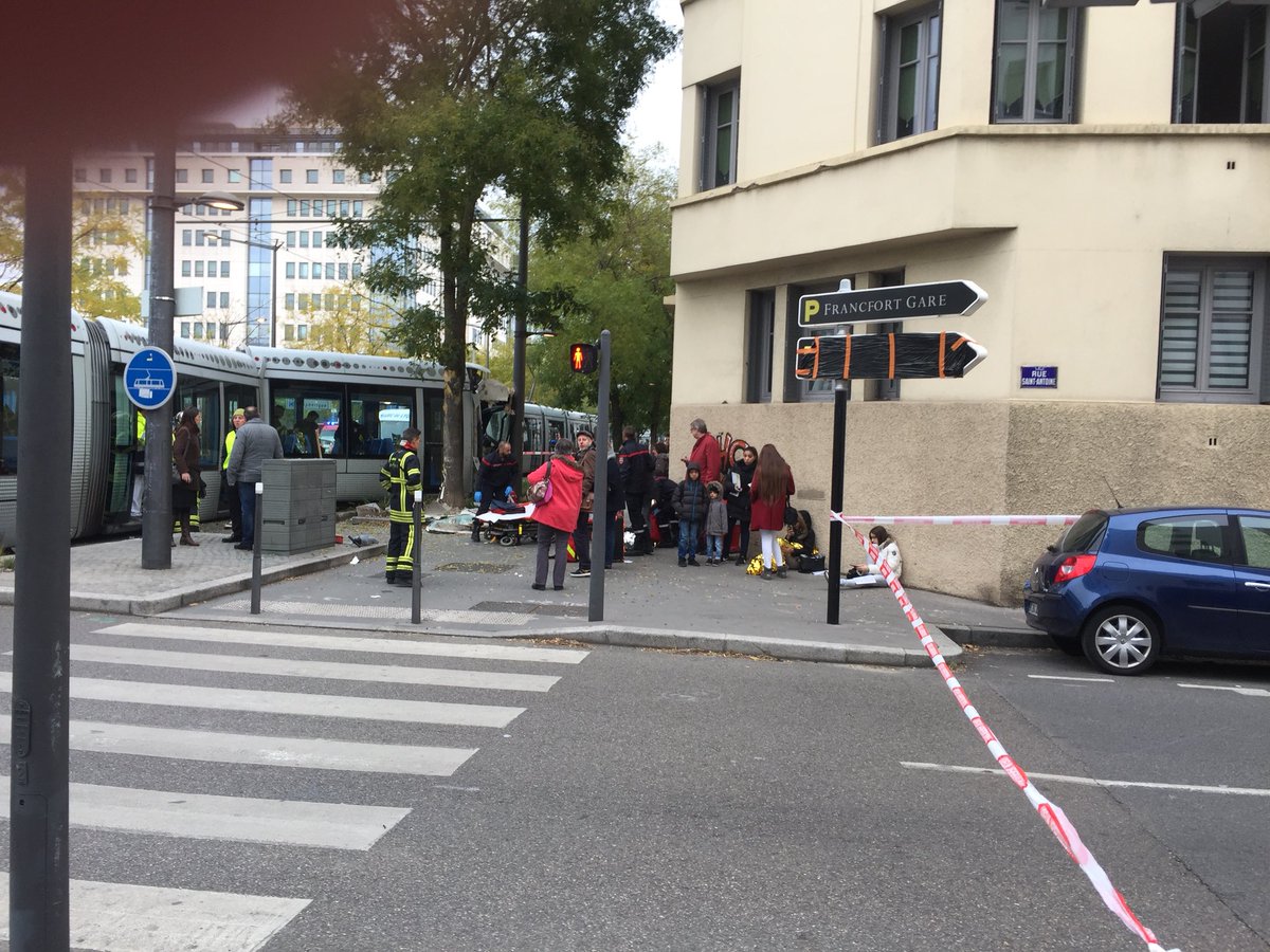 Accident Lyon Collision Entre Un Tramway Et Une Voiture Angle Rue Accident Lyon Collision Entre Un Tramway Et Une Voiture Angle Rue
