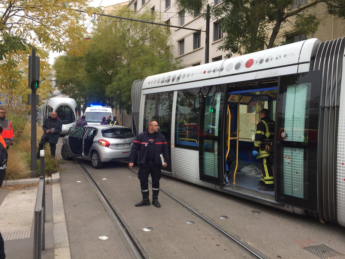 Accident Lyon Collision Entre Un Tramway Et Une Voiture Angle Rue Accident Lyon Collision Entre Un Tramway Et Une Voiture Angle Rue