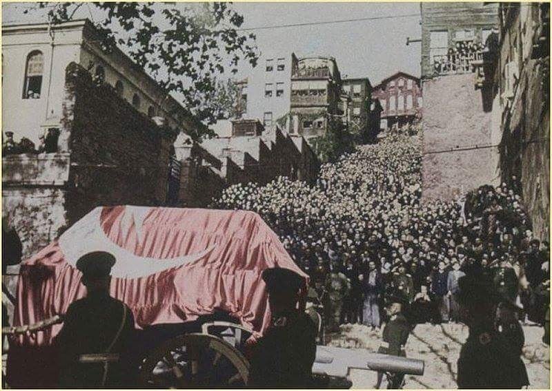 ...
Mustafa Kemal'i düşünüyorum:
Altın saçları dalgalanıyor rüzgârda,
Mavi gözleri ışıl ışıl görüyorum.
Uykularıma giriyor her gece.
Elllerinden öpüyorum.

Ümit Yaşar Oğuzcan
#Atatürk #10Kasım