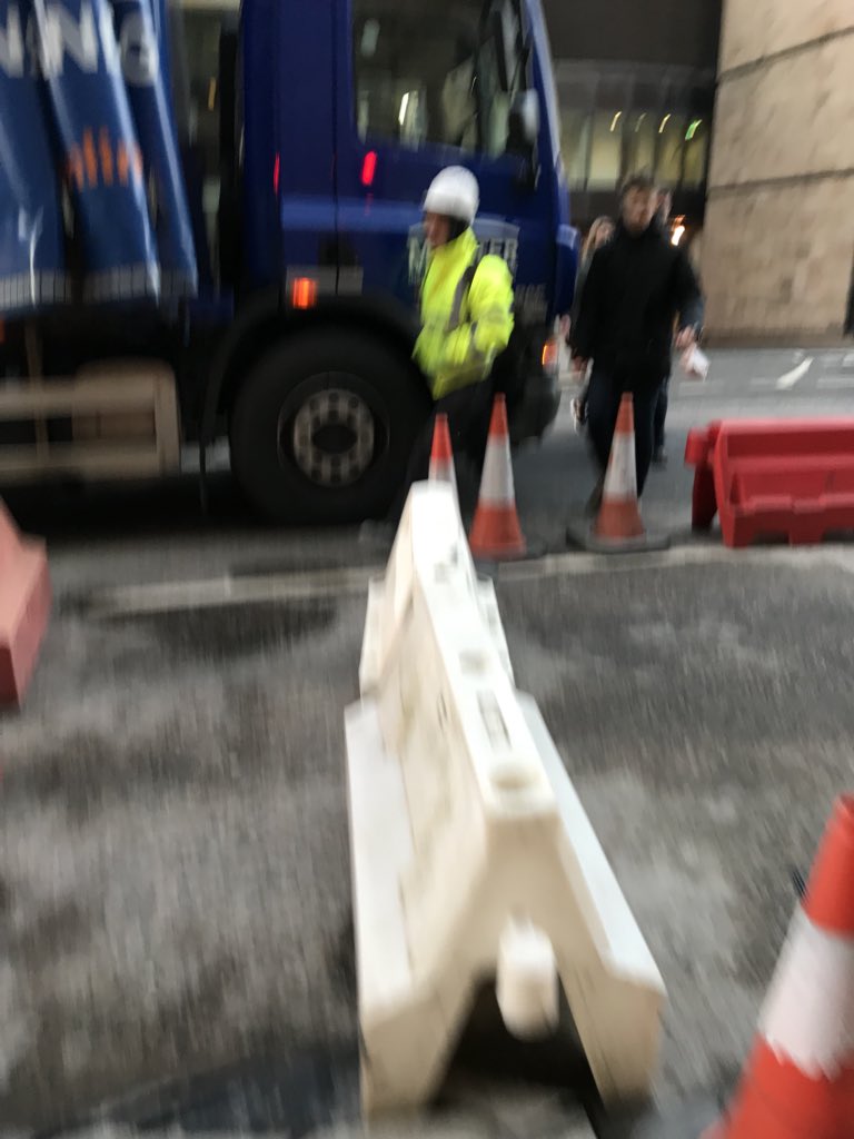 chopperthomson's tweet image. @MinsterDundee Bit silly to block the temporary crossing during rush hour in Edinburgh?? #driverfail #itsokimadeliverydriver