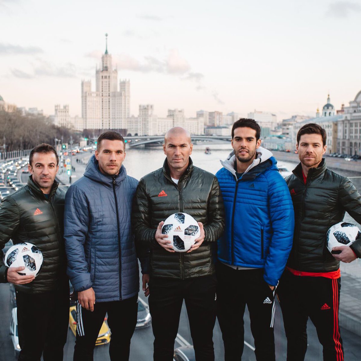 KAKA's tweet image. 5 World Champions, 3 stripes and one perfect ball. Welcome #Telstar18 ⚽️👌🏼 #HereToCreate