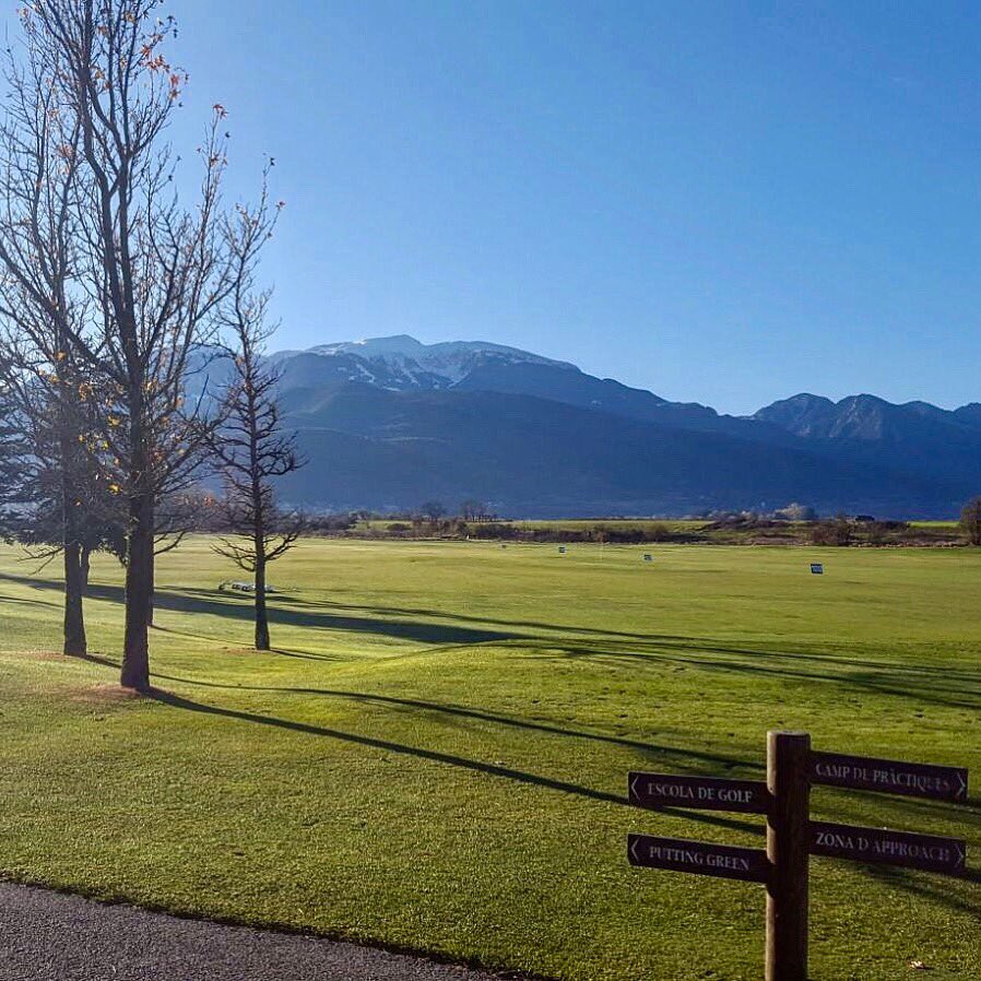 La Masella abre aprovechando la nieve caída, y el campo está perfecto para jugar. El esquí puede esperar, ¿no? 🏌️‍♀️#fontanalsgolfclub