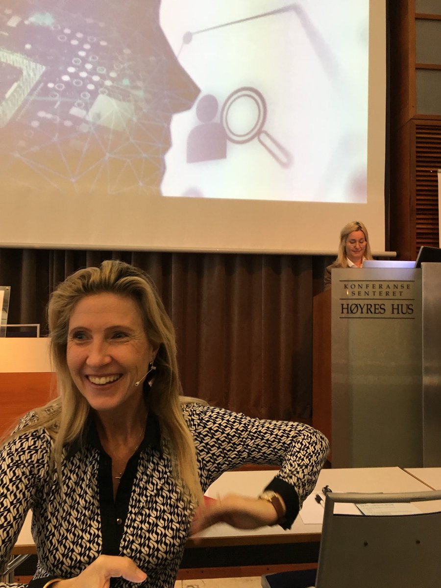kristianskeie's tweet photo. Juristforbundets Digitaliseringskonferanse er straks i gang. Først ut er Chrissie Lightfoot fra @TheNakedLawyer #dkoslo2017 https://t.co/ves891pENd