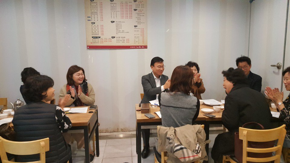 [2017년 수내2동 체육회 해단식]

2017.10.28. (토)에 실시된 분당구 체육대회를 추진해주신 수내2동 체육회  해단식을 진행하고 있습니다.

체육대회 및 한마음축제 추진으로 고생 많이 하셨습니다.

#성남시 #수내2동