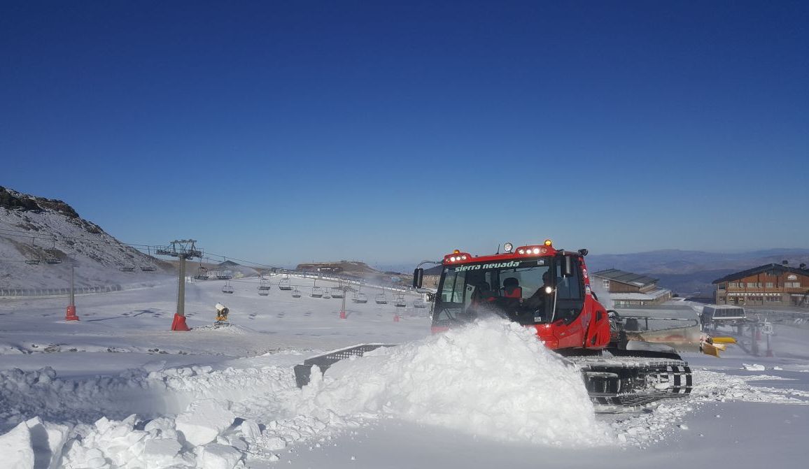 websierranevada's tweet photo. Las máquinas pisapistas comienzan a trabajar la nieve en la zona de principiantes de Borreguiles de #SierraNevada https://t.co/38lL6DoYoZ