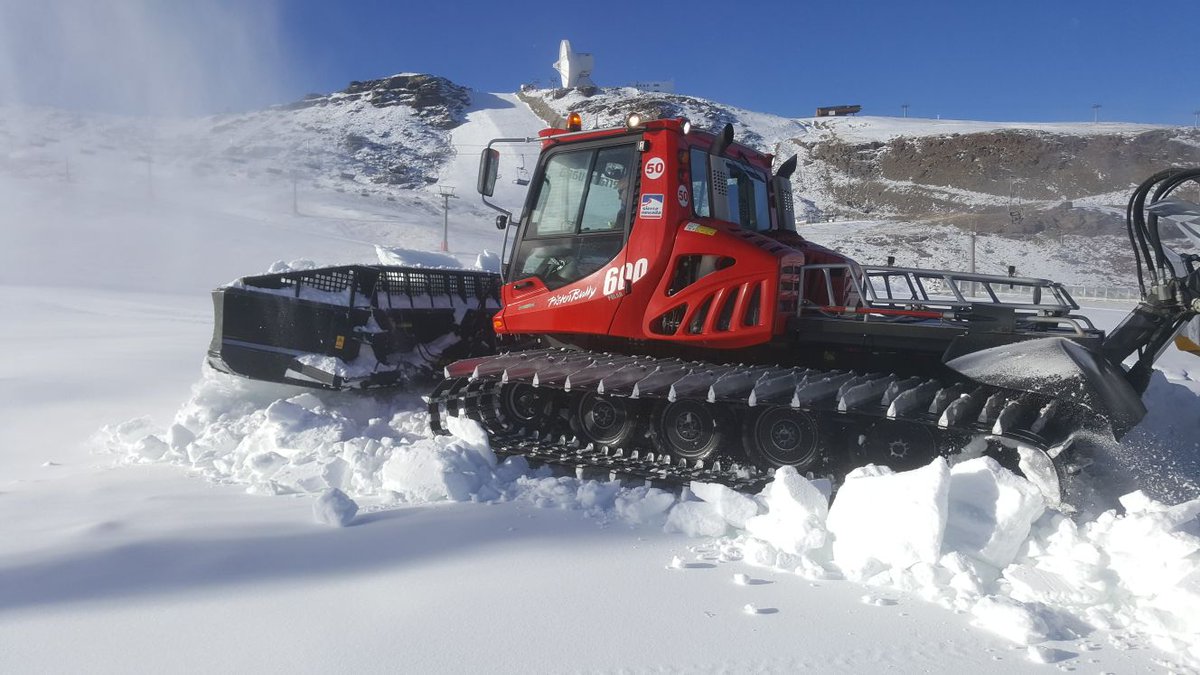 websierranevada's tweet photo. Las máquinas pisapistas comienzan a trabajar la nieve en la zona de principiantes de Borreguiles de #SierraNevada https://t.co/38lL6DoYoZ