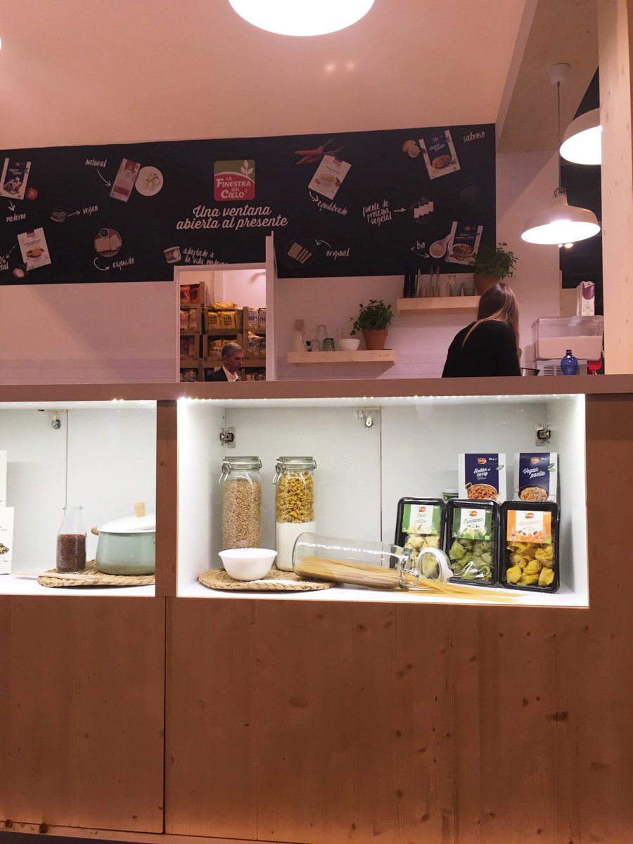 Finestrasc_esp's tweet photo. Fíjate qué productos más chulos te espera en nuestro stand de @biocultura #Madrid. Nuestras últimas novedades te encantarán, ¡ven a descubrirlas y pruébalas! La 1ª #pizza bio vegana #singluten, la 1ª bebida de #arroz, los turrones de @QuinuaReal... ¡Estamos hasta el domingo! https://t.co/4FJ9qoTDOq