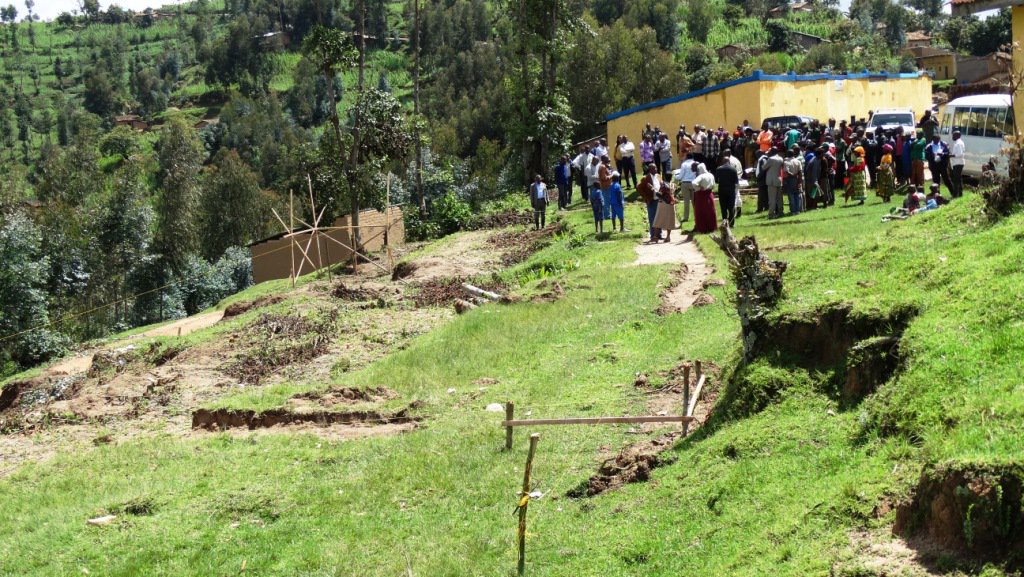 CCAdaptationRw's tweet photo. TAG&LSC meeting members yesterday visited different sites of #RV3CBA activities @MusanzeDistrict & @NyabihuDistrict and they have appreciated the project progress so far @EnvironmentRw @info_rwfa @Ngaprime @musasebin @adaptationfund https://t.co/LZUWZsjCjD