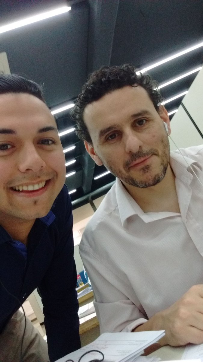 Las vueltas de la vida. 
Un día le haces un gol sobre la hora a Merlo y después terminas trabajando en la oficina conmigo...