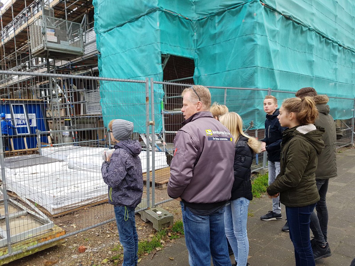 Elkien_'s tweet photo. Een leerzame ochtend voor de leerlingen van het Technasium van @csgbogerman. Zij kregen een rondleiding op de bouwplaats van het project aan de Worp Tjaardastraat in Sneek. Hier krijgen onze woningen een 'warme jas' zodat ze klaar zijn voor de toekomst #duurzaamheid #nomready https://t.co/1ENaBIhxAH