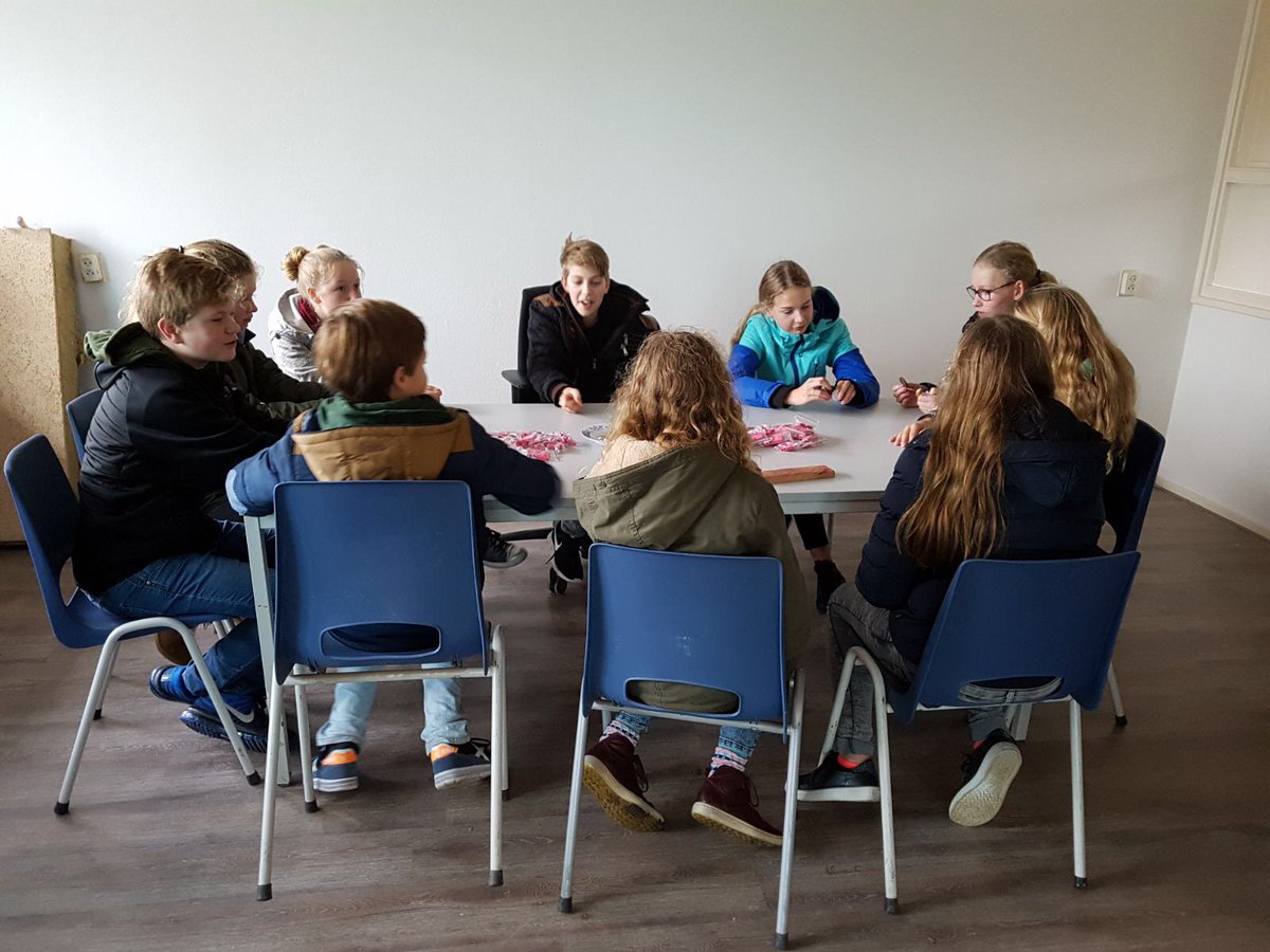 Elkien_'s tweet photo. Een leerzame ochtend voor de leerlingen van het Technasium van @csgbogerman. Zij kregen een rondleiding op de bouwplaats van het project aan de Worp Tjaardastraat in Sneek. Hier krijgen onze woningen een 'warme jas' zodat ze klaar zijn voor de toekomst #duurzaamheid #nomready https://t.co/1ENaBIhxAH
