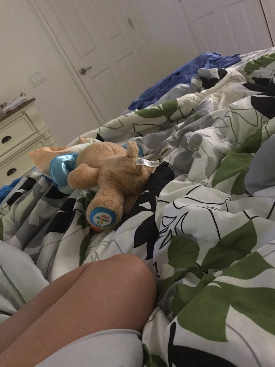 becmoorf's tweet photo. Morning at home with the kids and they palmed me 😂 #sold out https://t.co/TTV3mHmy1n