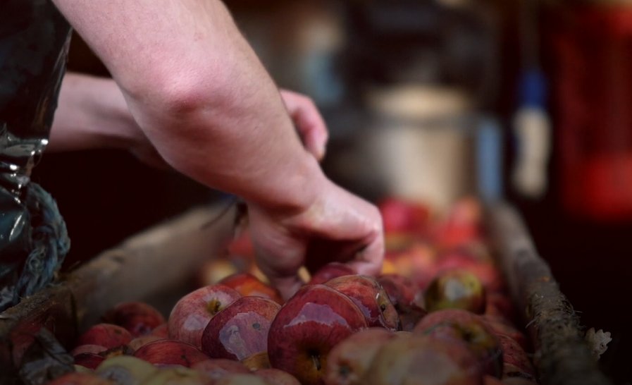 🍏WE HAVE FINISHED🍎The last day of apple pressing is complete 😀 We are definitely ready to sit back, put our feet up and enjoy a delicious pint of Hunt's Devon Cider.. Are you joining us?