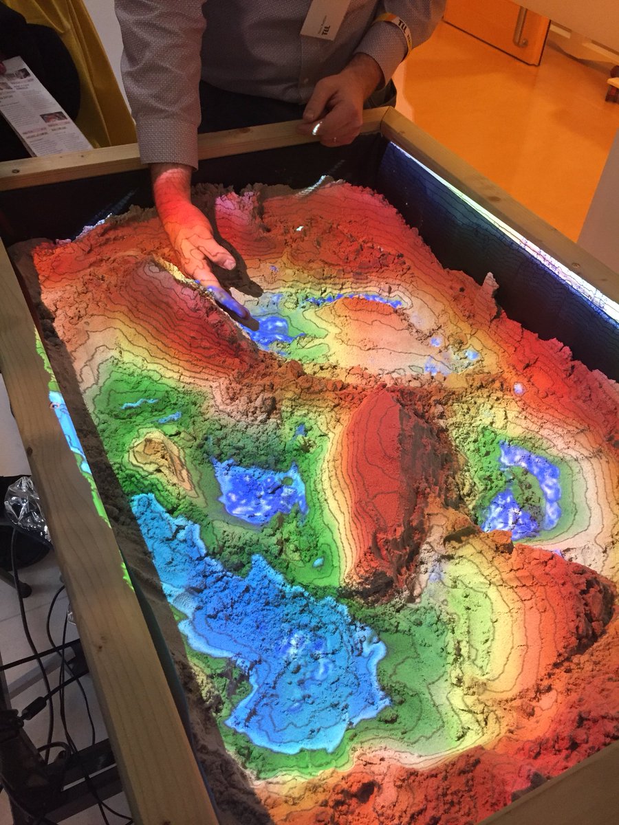 Educate_It_UU's tweet photo. Met de handen in het zand! De augmented reality sandbox projecteert een rivierenlandschap en we leren over rivierstromingen. #herfstfestival https://t.co/Ys7WNBbemd