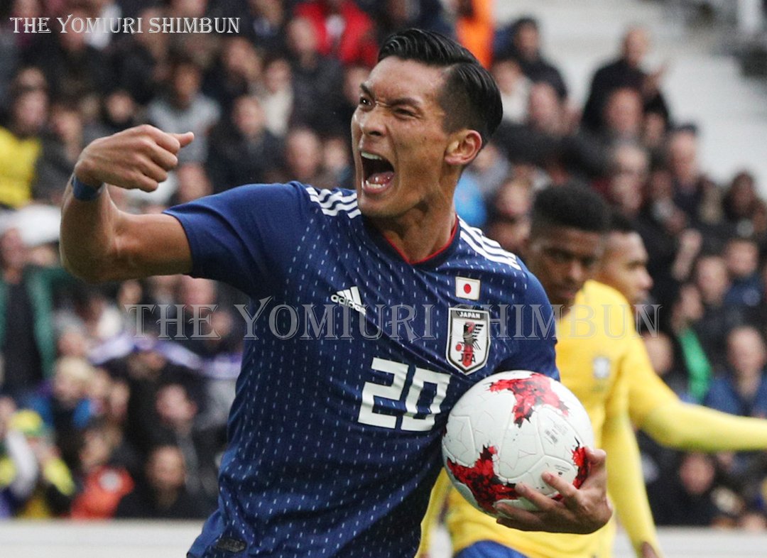 読売新聞写真部 サッカー の国際親善試合 日本代表 ブラジル代表 は後半に日本が 槙野智章 選手のヘッドで１点を返しましたが 試合は３ １で終わりました 次は１４日にベルギー代表と対戦します フランス リールで 宇那木健一撮影 サッカー