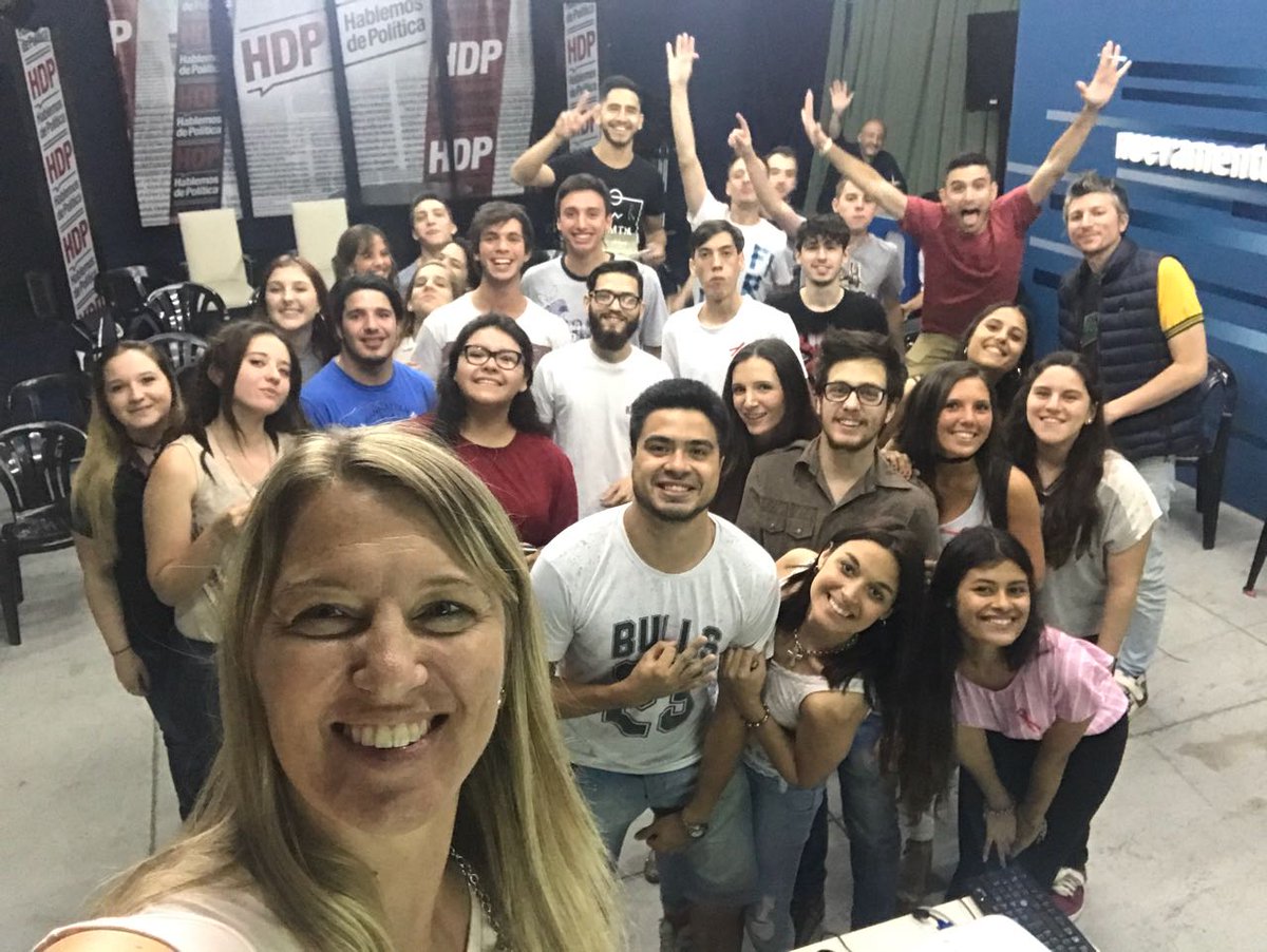 FFyH_UCSF's tweet photo. Pasó un nuevo #ComplejoOpen con los estudiantes de Ciencias de la Comunicación. Nuevos trabajos, propuestas y dinámicas presentadas por Tercer año de la carrera ¡Felicitaciones por la organización y gracias a todos los que concurrieron!
Nos vemos el año que viene... 📺🎞️🎤📸📻 https://t.co/rqZyJhdP8Y