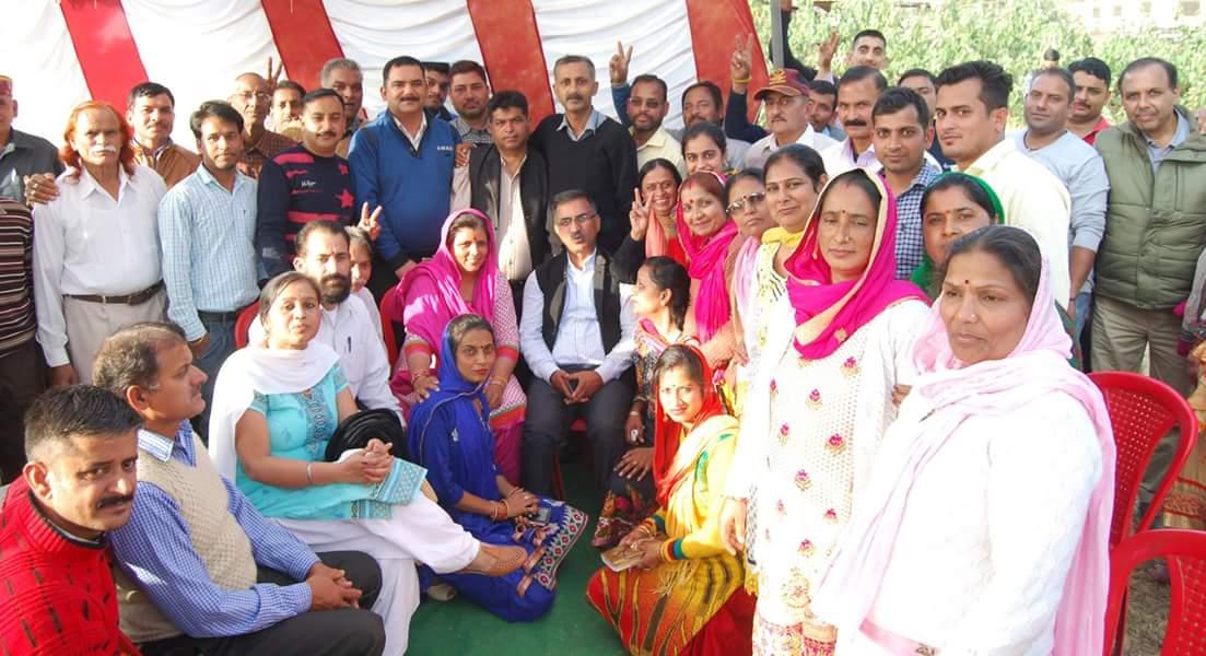 social_advvivek's tweet photo. हिमाचल प्रदेश के कांग्रेस के प्रदेशाध्यक्ष ठाकुर सुखविन्दर सिंह सुक्खू ने कांग्रेस कार्यालय नादौन में बिताया पूरा दिन, सभी मतदान केन्द्रों की कार्यकर्त्ताओं से फीडबैक ली, दिनभर सैंकड़ों कार्यकर्त्ताओं ने दी सुक्खू को शुभकामनाएं #DevbhoomiWithCongress @SukhuSukhvinder @IYC https://t.co/HsfJ6RNFXI