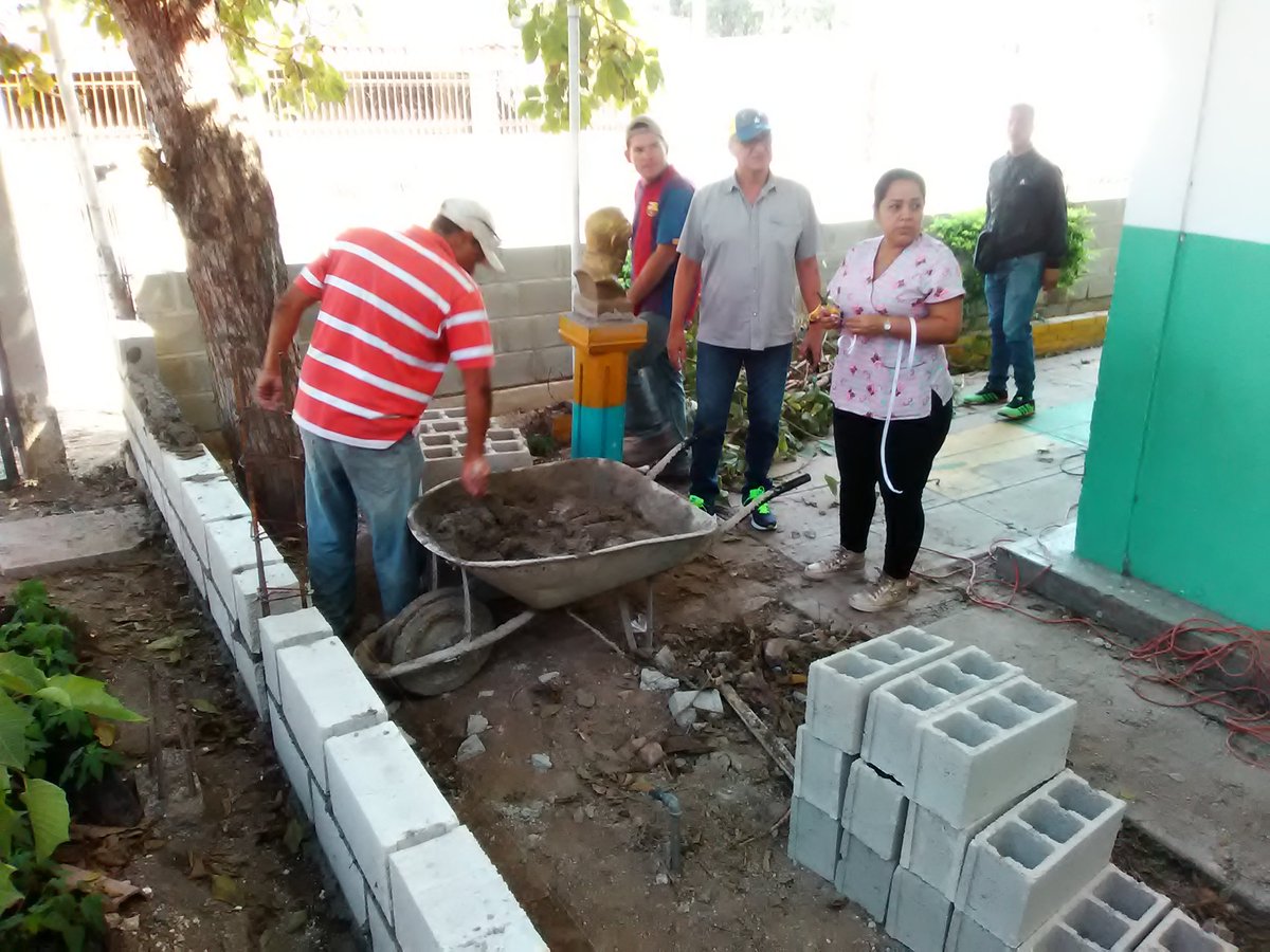 albertomorapsuv's tweet photo. Desde el preescolar Sorocaima supervisamos los trabajos de construcción de pared perimetral para brindar mayor seguridad a nuestr@s niñ@s https://t.co/zMuD9xPmiD