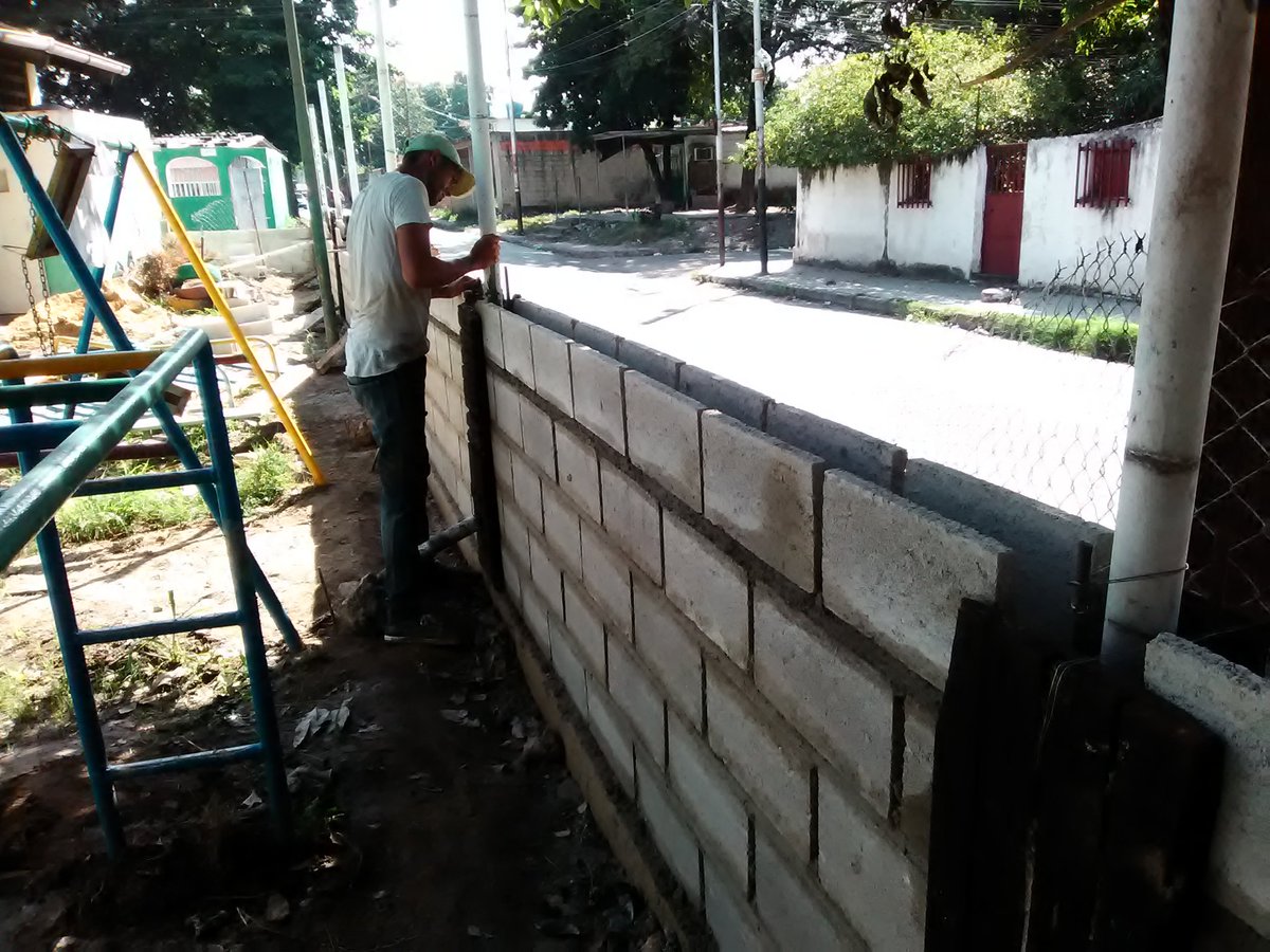 albertomorapsuv's tweet photo. Desde el preescolar Sorocaima supervisamos los trabajos de construcción de pared perimetral para brindar mayor seguridad a nuestr@s niñ@s https://t.co/zMuD9xPmiD