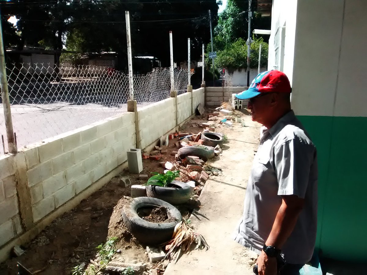 albertomorapsuv's tweet photo. Desde el preescolar Sorocaima supervisamos los trabajos de construcción de pared perimetral para brindar mayor seguridad a nuestr@s niñ@s https://t.co/zMuD9xPmiD