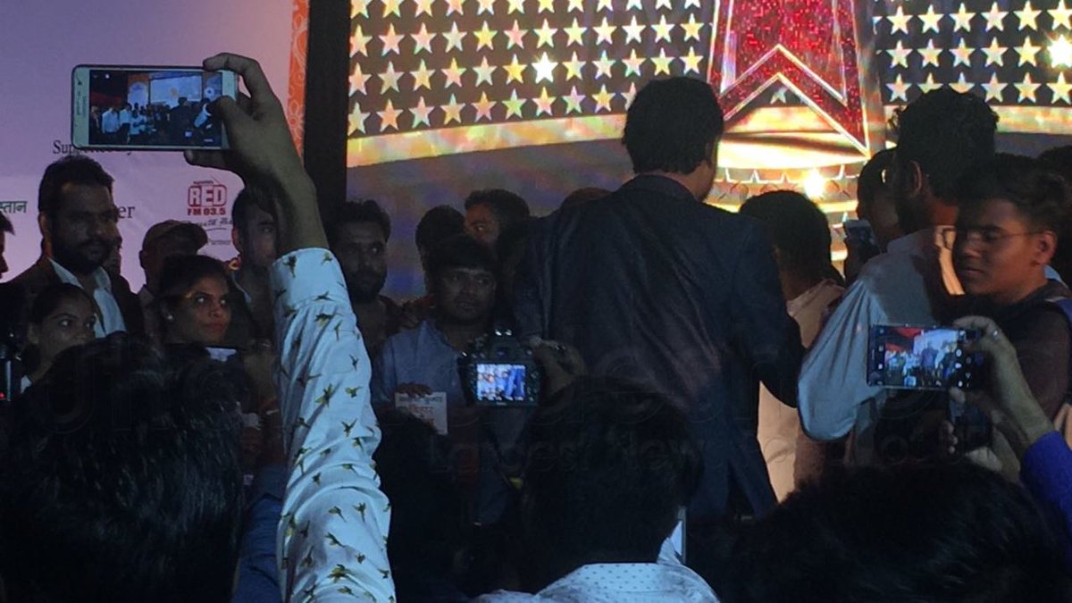 WeUttarPradesh's tweet photo. #लखनऊ : गोमतीनगर स्थित @SHEROESIndia में आयोजित #LucknowLiteraryfestival कार्यक्रम में मंच पर @kanhaiyajnusu ने अपनी किताब ‘बिहार से तिहाड़ ‘ का विमोचन किया. @WeLucknowPage @LucknowLitFest #LucknowLitFest #LLF2017 #LucknowSociety #LucknowPage https://t.co/Hr7FcYAOfu