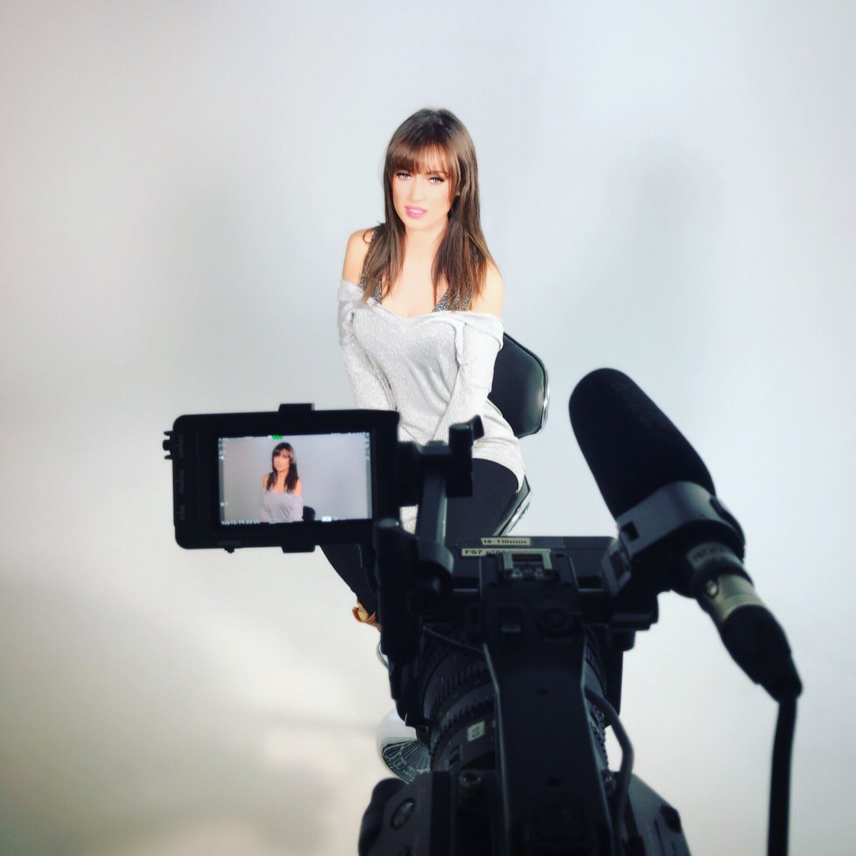 ElsaEsnoultOff's tweet photo. Je serai ce 24 Novembre à #Strasbourg aux côtés de @cwillem pour le lancement des illuminations de Noël🎄 je vous fais plein de bisous 😘💋 https://t.co/X4pBKNeDHk