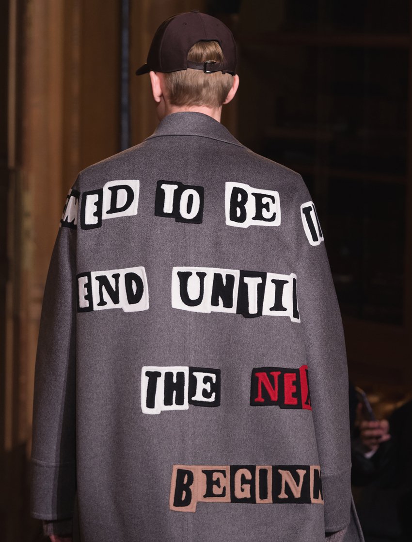 BookModaMag's tweet image. Presentata a gennaio, durante la Paris Fashion Week, la speciale collaborazione tra @MaisonValentino e Jamie Reid dimostra di essere la migliore opera che caratterizza la collezione uomo dedicata all&apos;A/I 2017-18. 
bookmoda.com/2017/11/10/val…