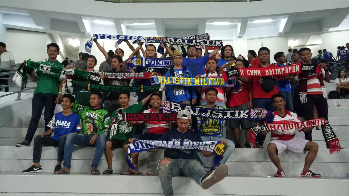 Indahnya kebersamaan dalam stadion
@batakan stadium