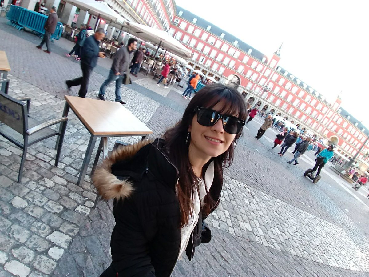 Los40ar's tweet photo. #GIRA40 Micaela ya está en Madrid para disfrutar de #LOS40MusicAwards con su #LGK10_2017 #GoodMoments #ExpertosEnSelfies @LG_Argentina https://t.co/ar8r1kBJqu