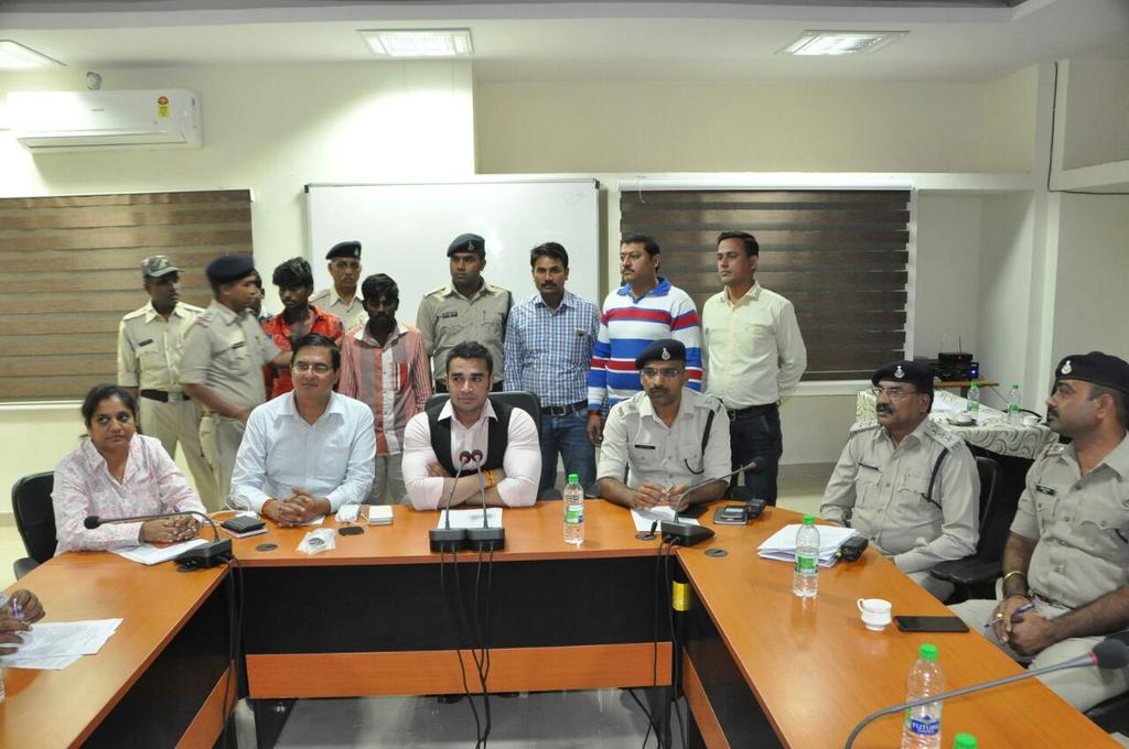 PoliceUjjain's tweet photo. दि.06.11.17 को उज्जैन के थाना बडनगर में  घटित अप.क्र.561/17,नानाखेडा के अप क्र 561/17 एवं देवासगेट के अप क्र 207/17 का खुलासा उज्जैन सायबर/पुलिस टीम व्दारा किया गया। https://t.co/iM2x8Zef6O