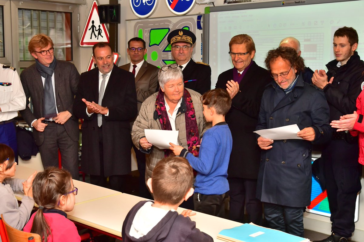 j_gourault's tweet photo. Le lien social et l’action des bénévoles sont une force considérable dans l’équilibre de notre société. À Blois, le centre départemental d’éducation routière crée il y a 26 ans, et où s’activent plus de 20 bénévoles, est particulièrement performant. #AvecLesAssos https://t.co/zAJxafGExJ