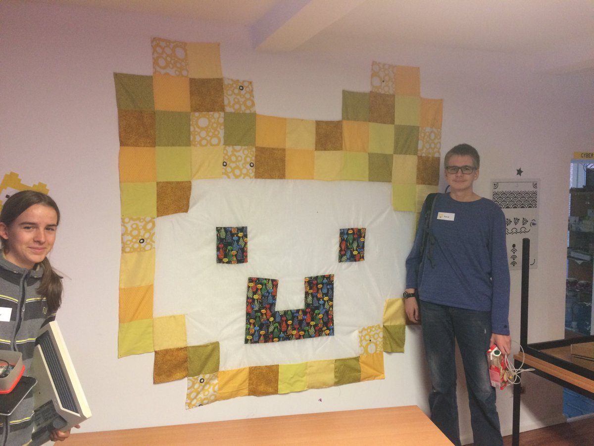 jhackthalle's tweet photo. Neben unserem Patchworkalpaka sehen selbst die größten Teilnehmer klein aus. #jugendhackt #jhackthalle https://t.co/9BPBtaesU5